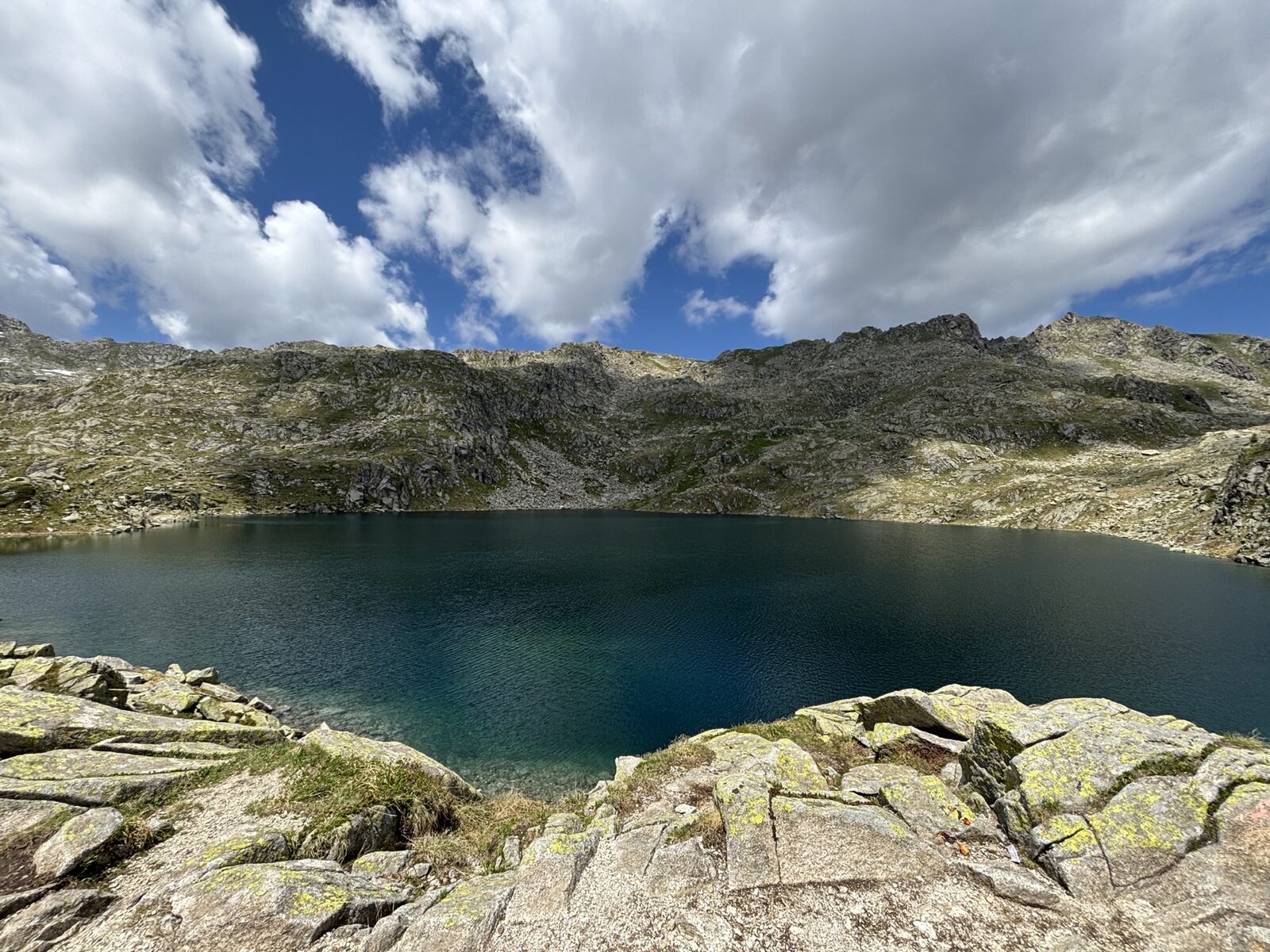 Lago alpino e cielo estivo